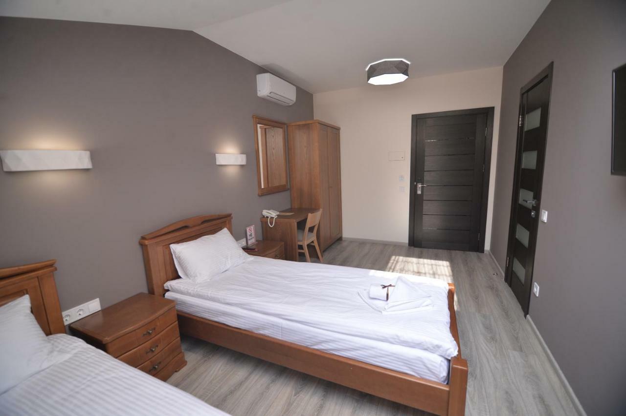 Geography Hotel Veresneve Bagian luar foto