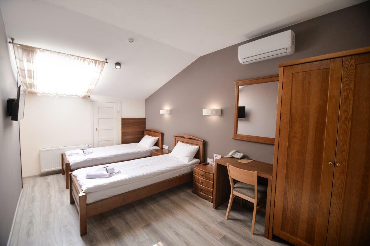 Geography Hotel Veresneve Bagian luar foto