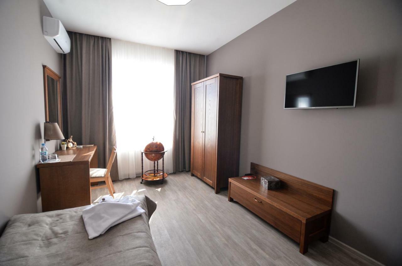 Geography Hotel Veresneve Bagian luar foto