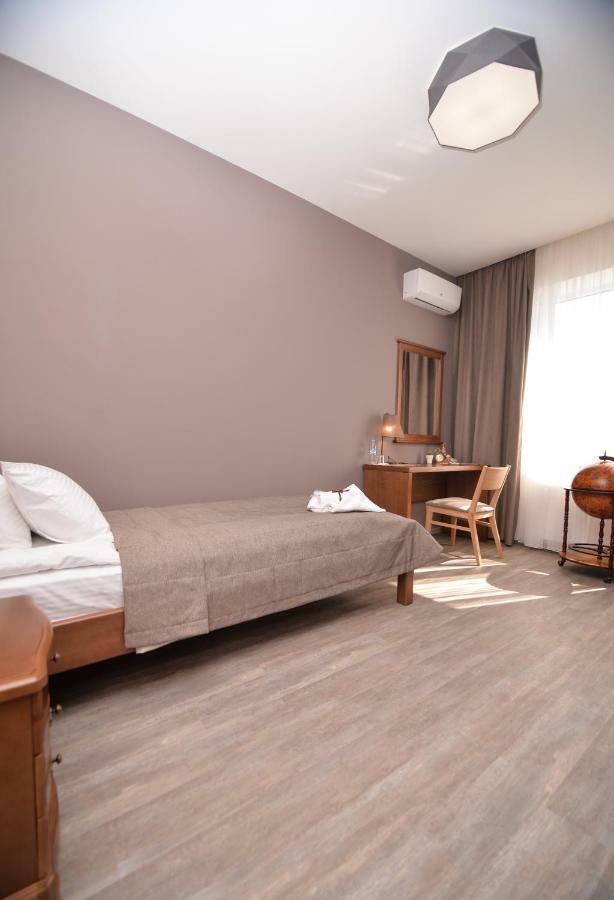 Geography Hotel Veresneve Bagian luar foto